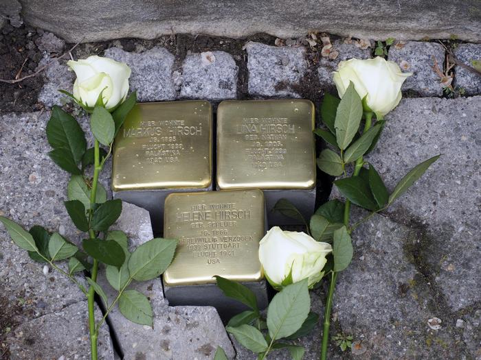 3 Stolpersteine im Bürgersteig eingelassen
