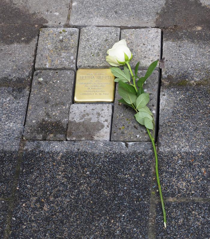 Stolperstein im Bürgersteig eingelassen