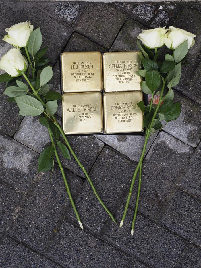 4 Stolpersteine im Bürgersteig eingelassen