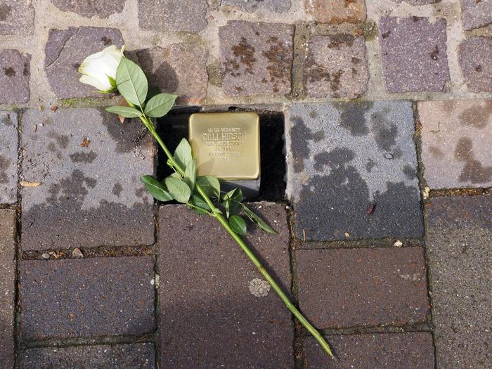 Stolperstein im Bürgersteig eingelassen