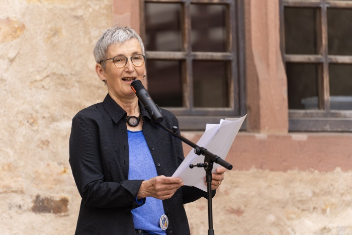 Frau spricht am Mikrofon