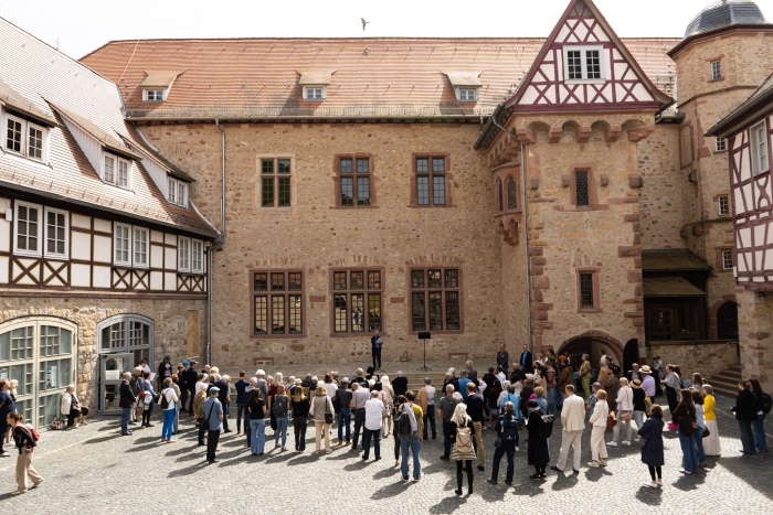 Große Menschenmenge vor historischem Gebäude
