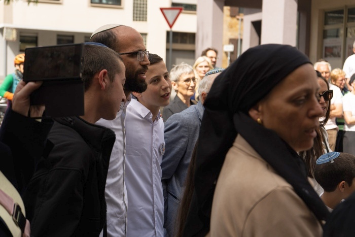 Menschengruppe auf der Straße